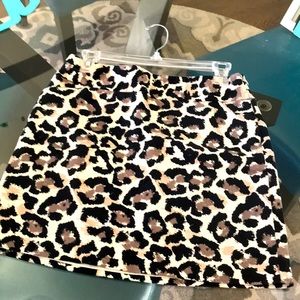 LOFT SKIRT SZ 4p. LINED SILK LIKE/zipper on left/pockets on front. BEAUTIFUL ❤️